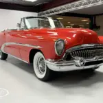 Frontansicht eines roten Buick Special 40 Cabriolet von 1953 mit geöffneter Verdeckt, Weißwandreifen und verchromtem Grill