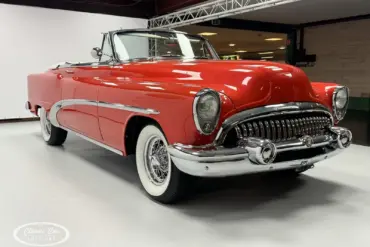 Frontansicht eines roten Buick Special 40 Cabriolet von 1953 mit geöffneter Verdeckt, Weißwandreifen und verchromtem Grill