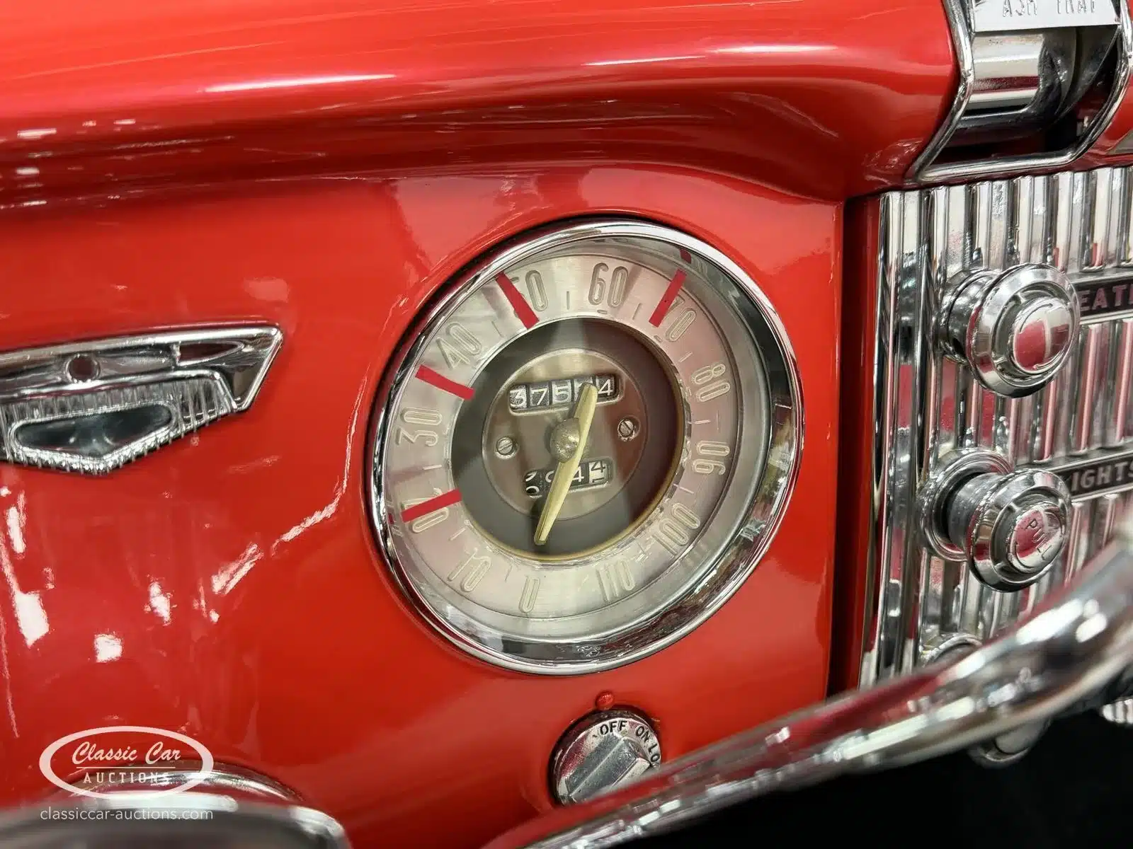 Tachometer mit Kilometerstand im roten Armaturenbrett des Buick Special 40 von 1953