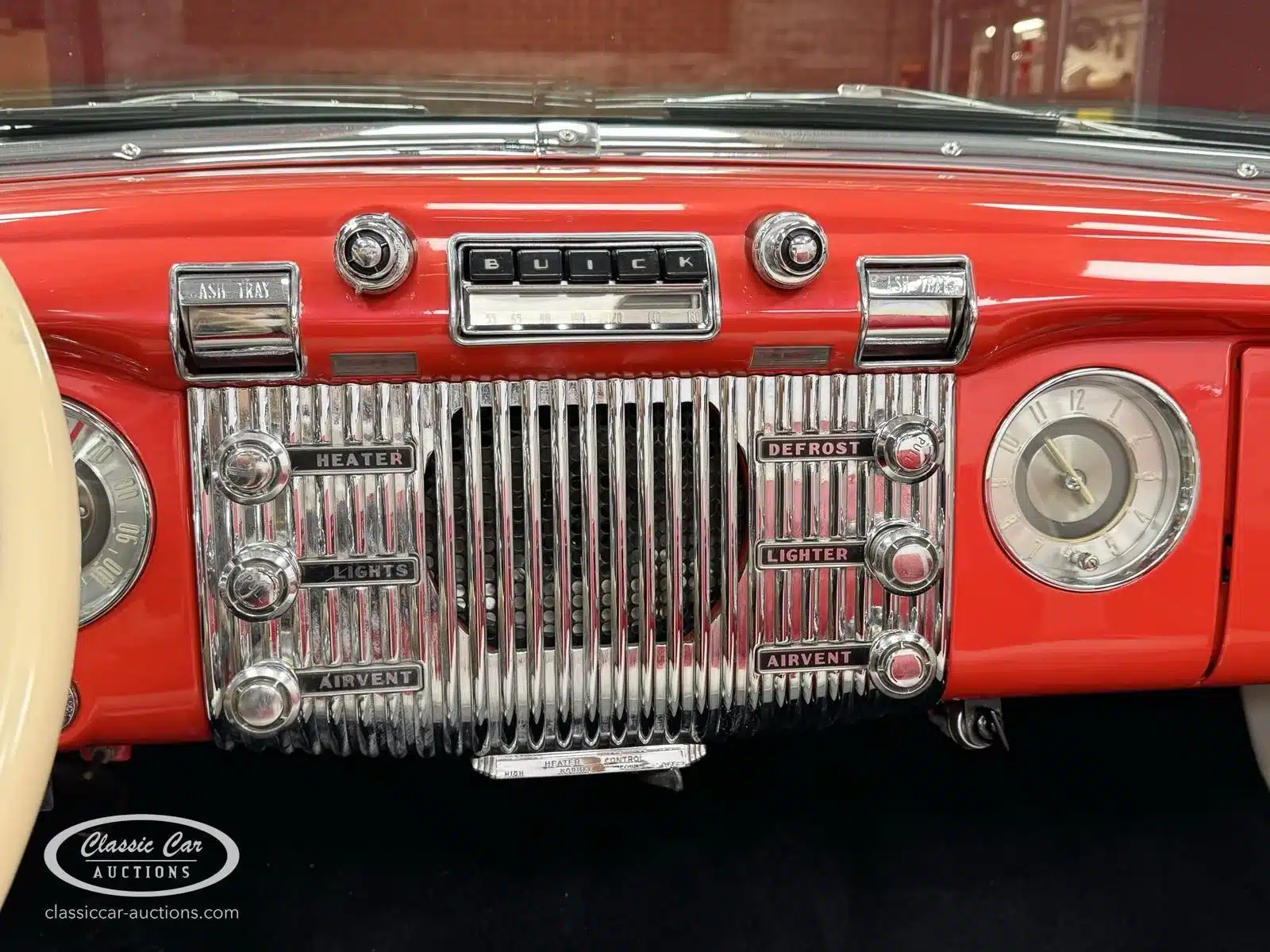 Armaturenbrett mit Bedienelementen und Uhr eines roten Buick Special 40 Cabriolet von 1953