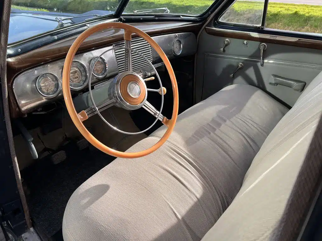 Innenraum eines unrestaurierten Buick Super Eight 1940 mit Lenkrad, Armaturenbrett und Sitzbank