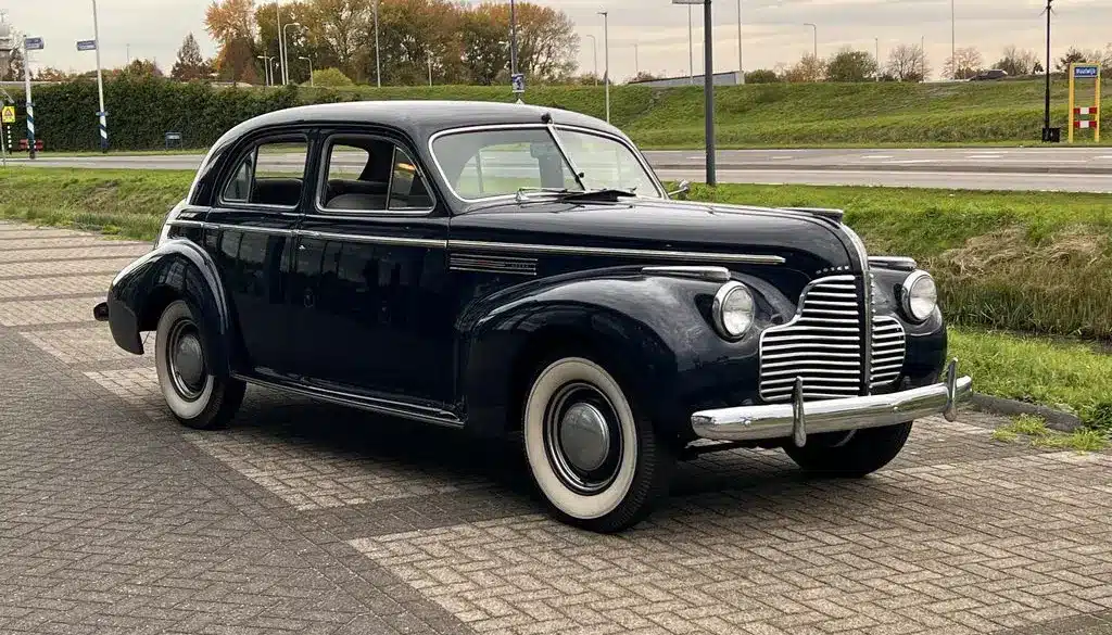 Original Buick Super Eight 1940 in dunkelblauer Lackierung, unrestaurierter Zustand auf einem Parkplatz
