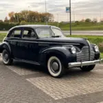 Original Buick Super Eight 1940 in dunkelblauer Lackierung, unrestaurierter Zustand auf einem Parkplatz