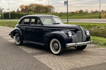 Original Buick Super Eight 1940 in dunkelblauer Lackierung, unrestaurierter Zustand auf einem Parkplatz