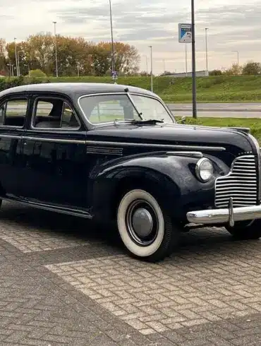 Original Buick Super Eight 1940 in dunkelblauer Lackierung, unrestaurierter Zustand auf einem Parkplatz