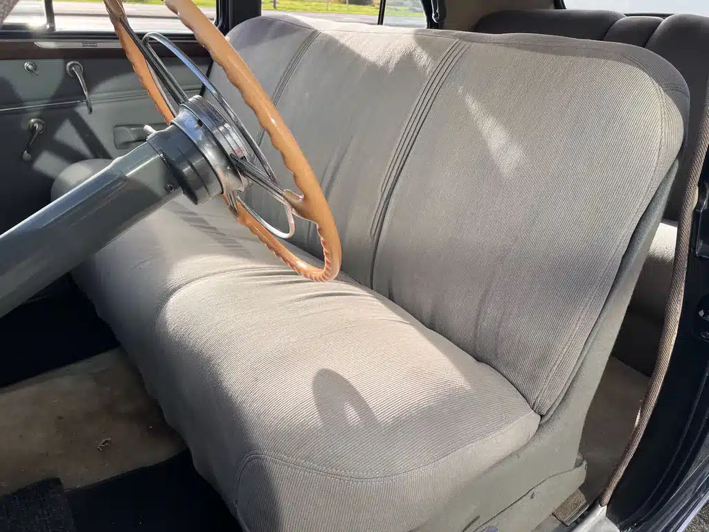 Innenansicht eines Buick Super Eight 1940 mit grauer Stoff-Sitzbank und Lenkrad.