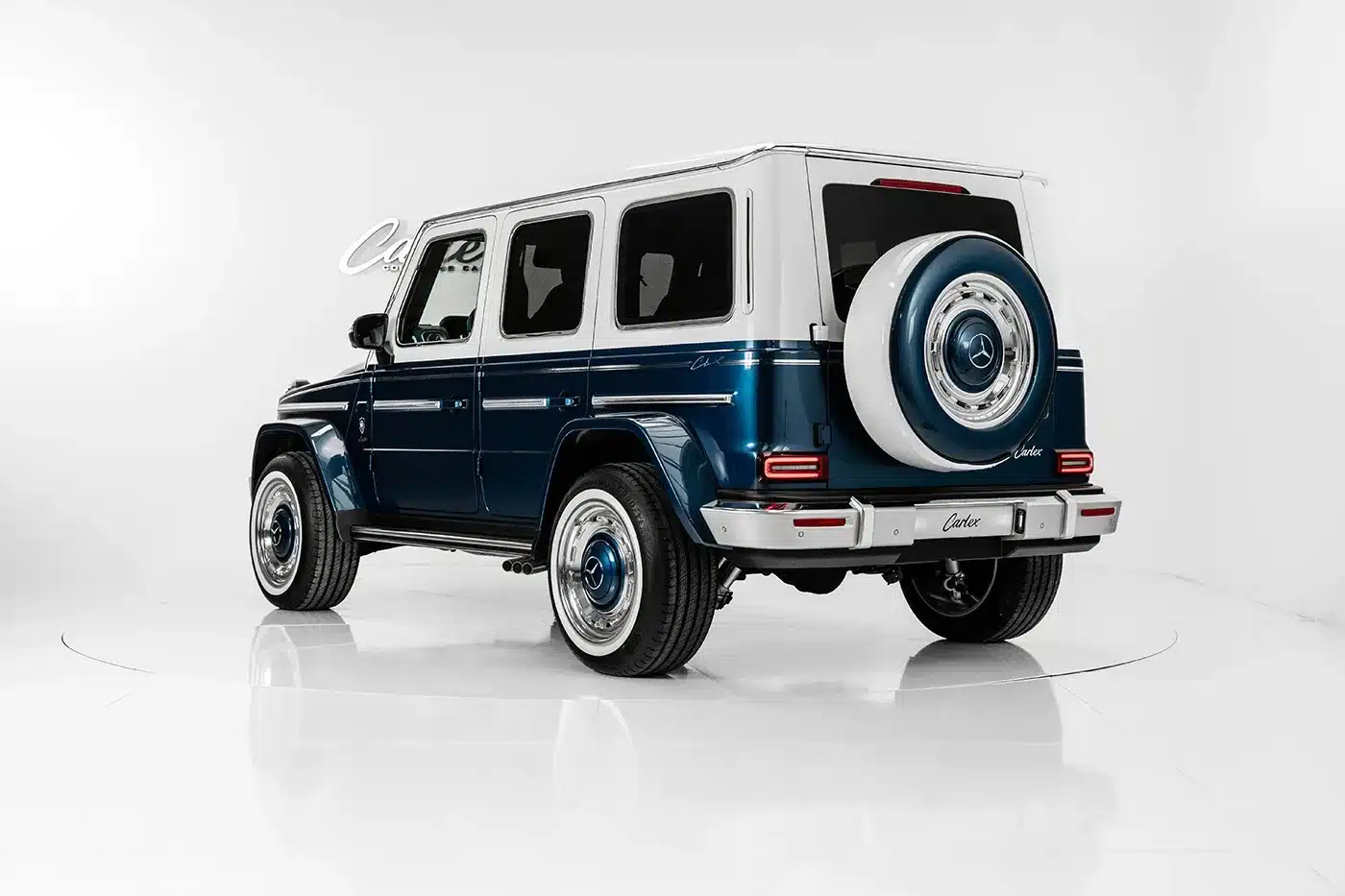 Carlex Azzurra Vintage Mercedes-AMG G63 mit weiß-blauer Lackierung und Reserveradabdeckung am Heck.