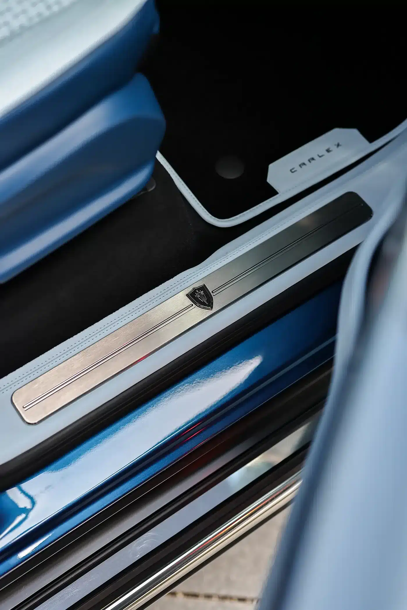 Einstiegsleiste mit Carlex-Logo und blauem Nappa-Leder im Azzurra Vintage Interieur des Mercedes-AMG G63.