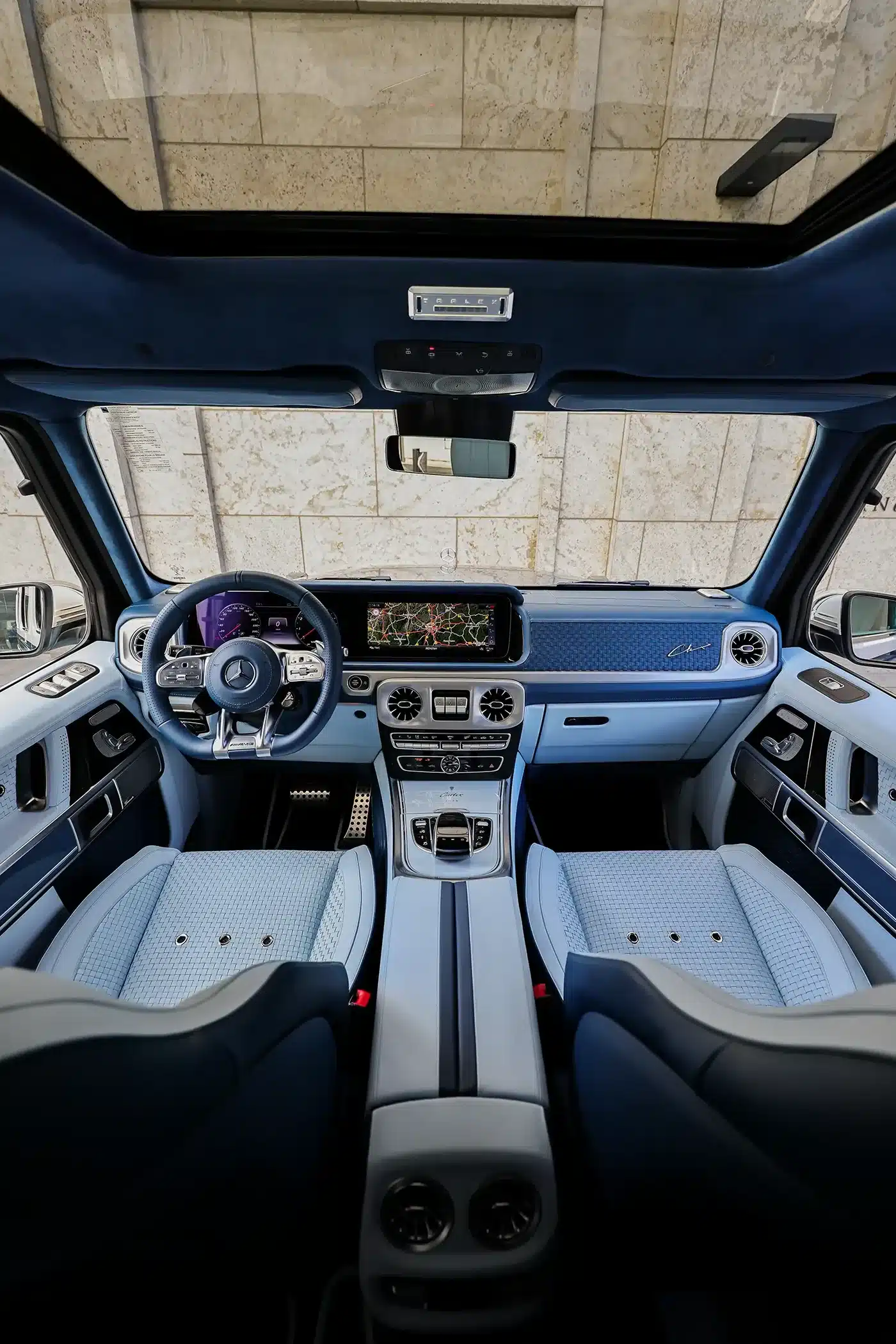 Innenraum des Carlex Azzurra Vintage mit ozeanblauem Nappa-Leder, veredeltem Cockpit und modernen Bedienelementen.