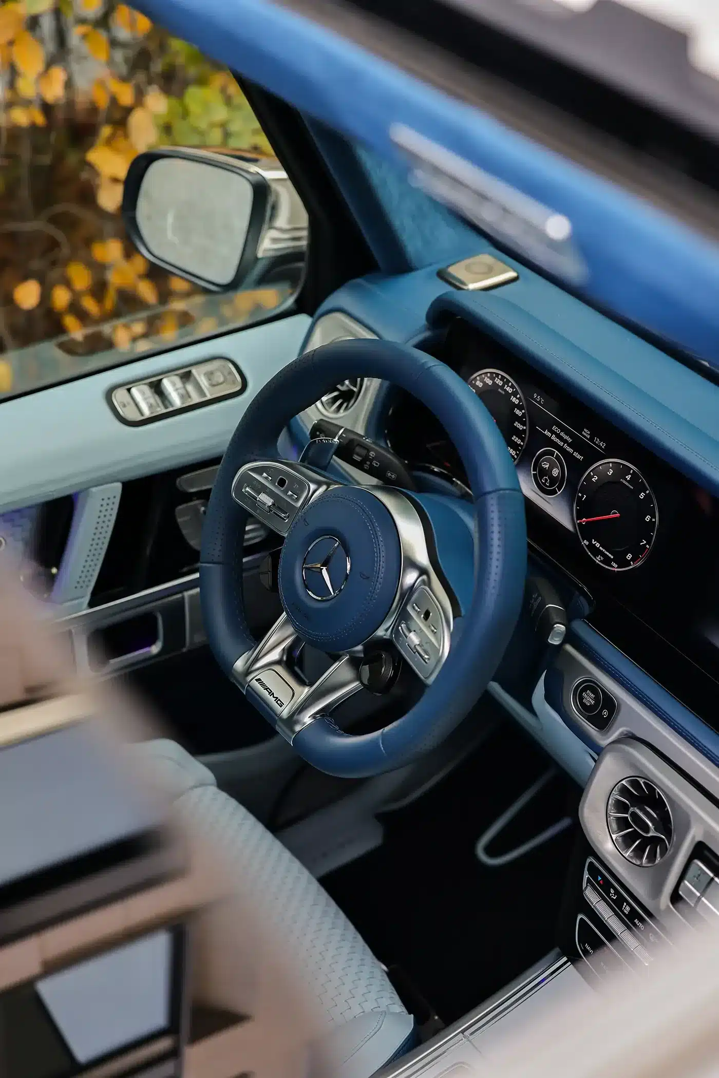 Ozeanblaues Interieur mit Lederlenkrad und luxuriösem Finish im Mercedes-AMG G63 Carlex Azzurra Vintage