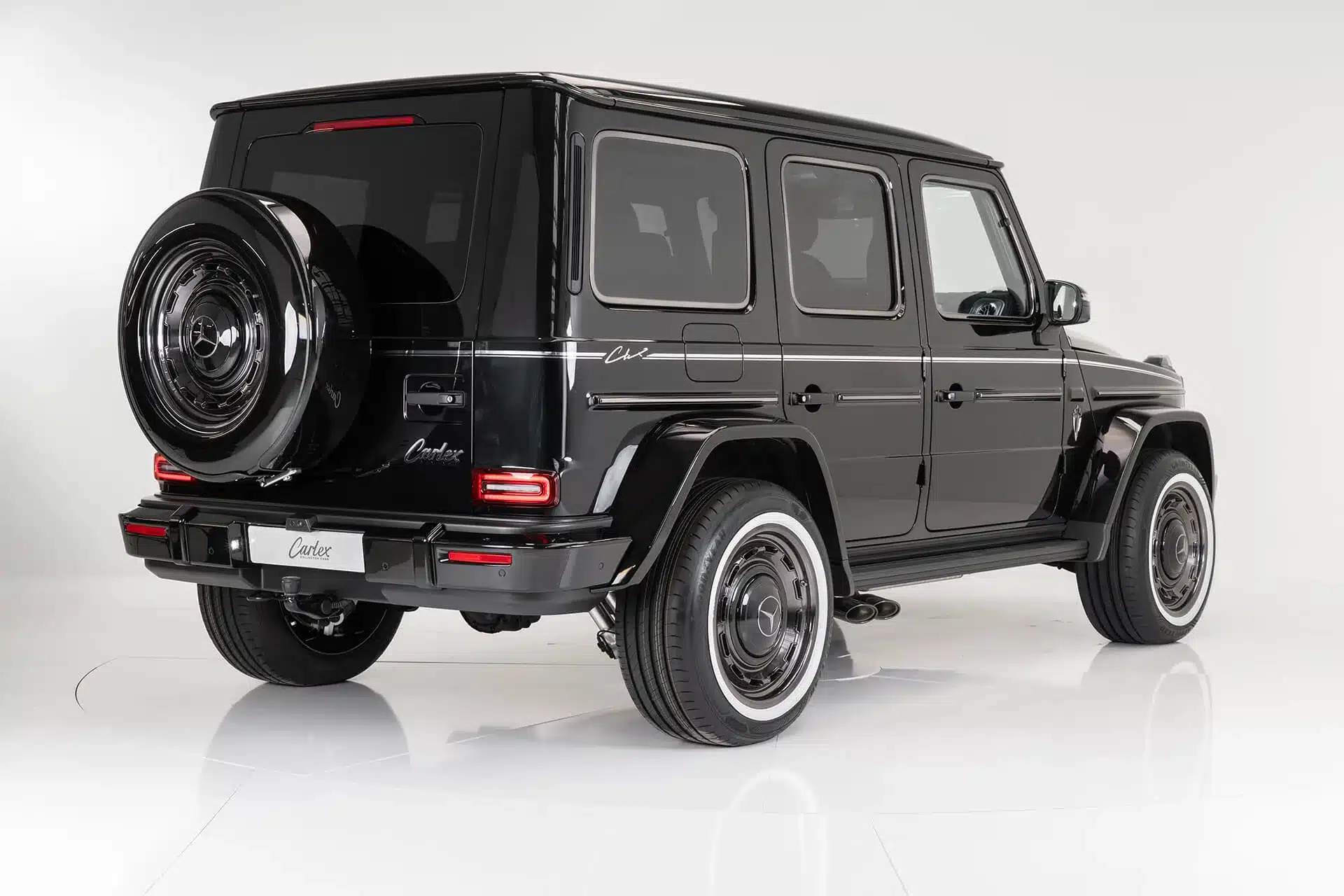 Rückansicht eines schwarzen Mercedes-Benz G63 AMG mit Carlex-Kit, hervorgehobene Verbreiterungen und schwarzes Felgendesign.