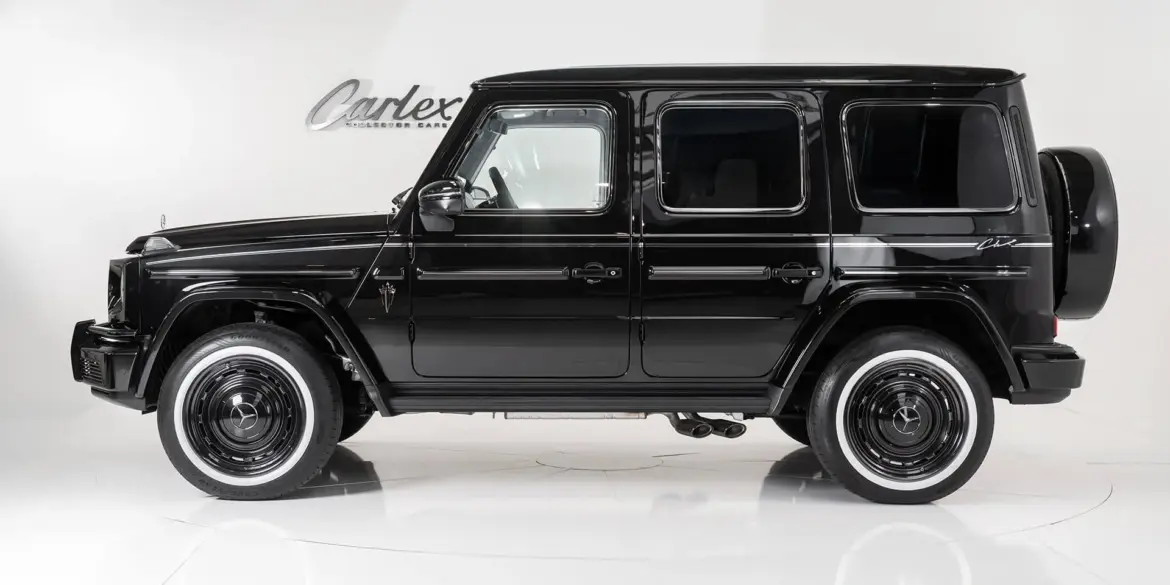 Schwarzer Carlex G63 All Black Vintage im Studio aus der Seitenansicht, breitere Kotflügel und klassische G-Klasse-Form.