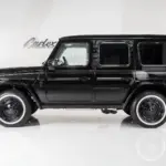 Schwarzer Carlex G63 All Black Vintage im Studio aus der Seitenansicht, breitere Kotflügel und klassische G-Klasse-Form.