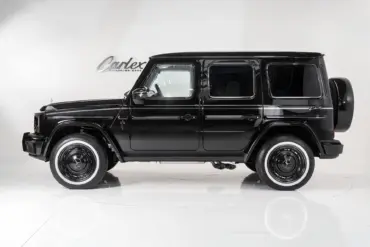 Schwarzer Carlex G63 All Black Vintage im Studio aus der Seitenansicht, breitere Kotflügel und klassische G-Klasse-Form.