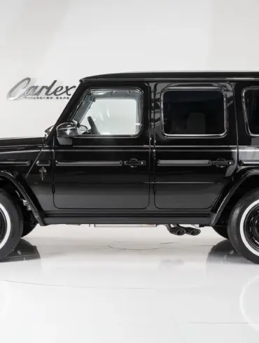 Schwarzer Carlex G63 All Black Vintage im Studio aus der Seitenansicht, breitere Kotflügel und klassische G-Klasse-Form.