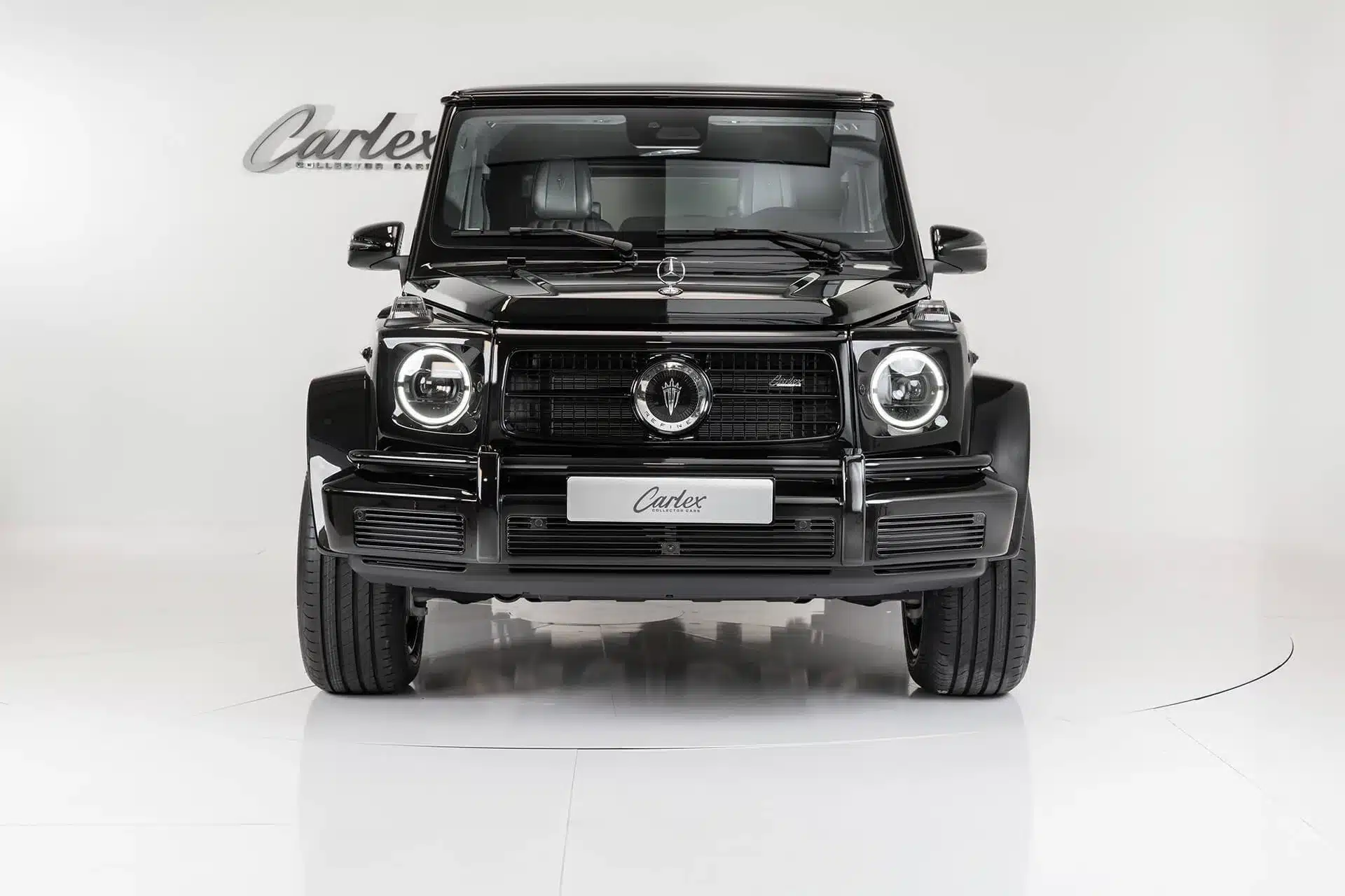 Der Carlex G63 All Black Vintage steht in einem hellen Studio, Frontalansicht, schwarzes Exterieur und markante Details.
