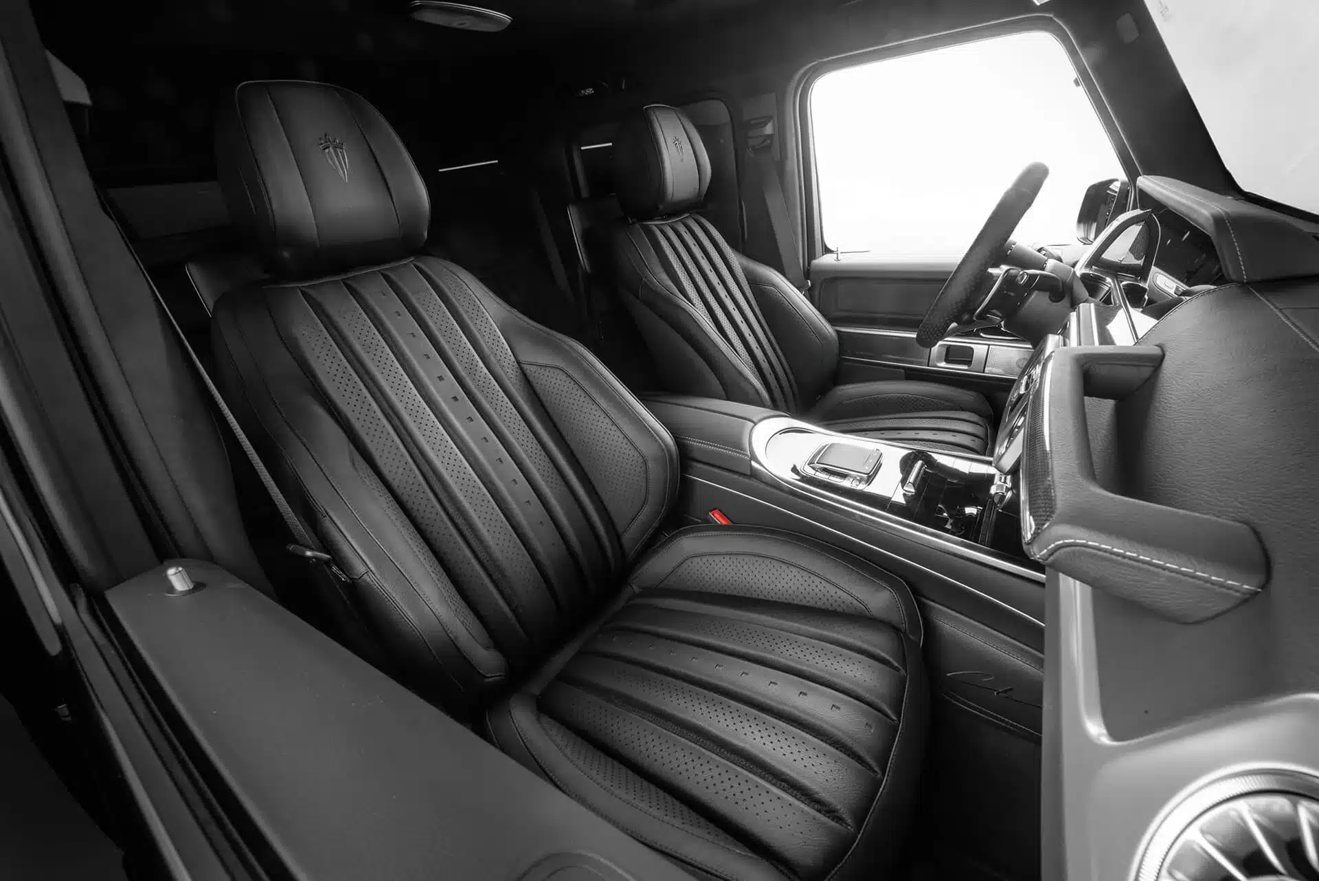 Schwarze Nappa-Ledersitze und hochwertiges Armaturenbrett im Innenraum einer Carlex G63 All Black Vintage.