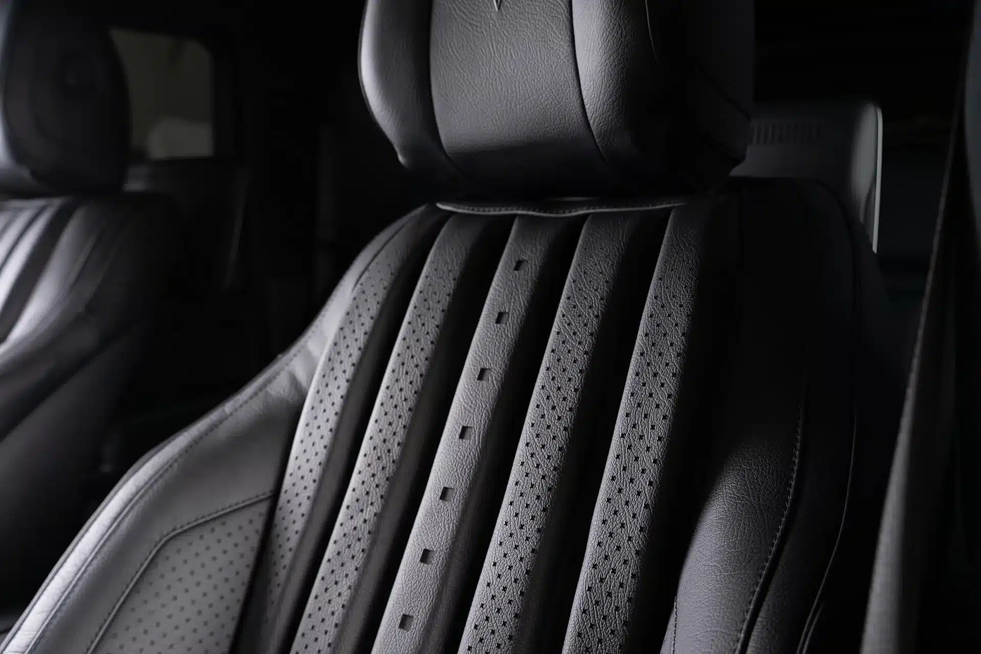 Detailansicht eines schwarzen Nappa-Ledersitzes im Innenraum der Carlex G63 All Black Vintage