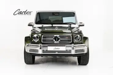 Carlex G63 Fern Vintage in smaragdgrün mit breiter Karosserie, von vorne fotografiert.