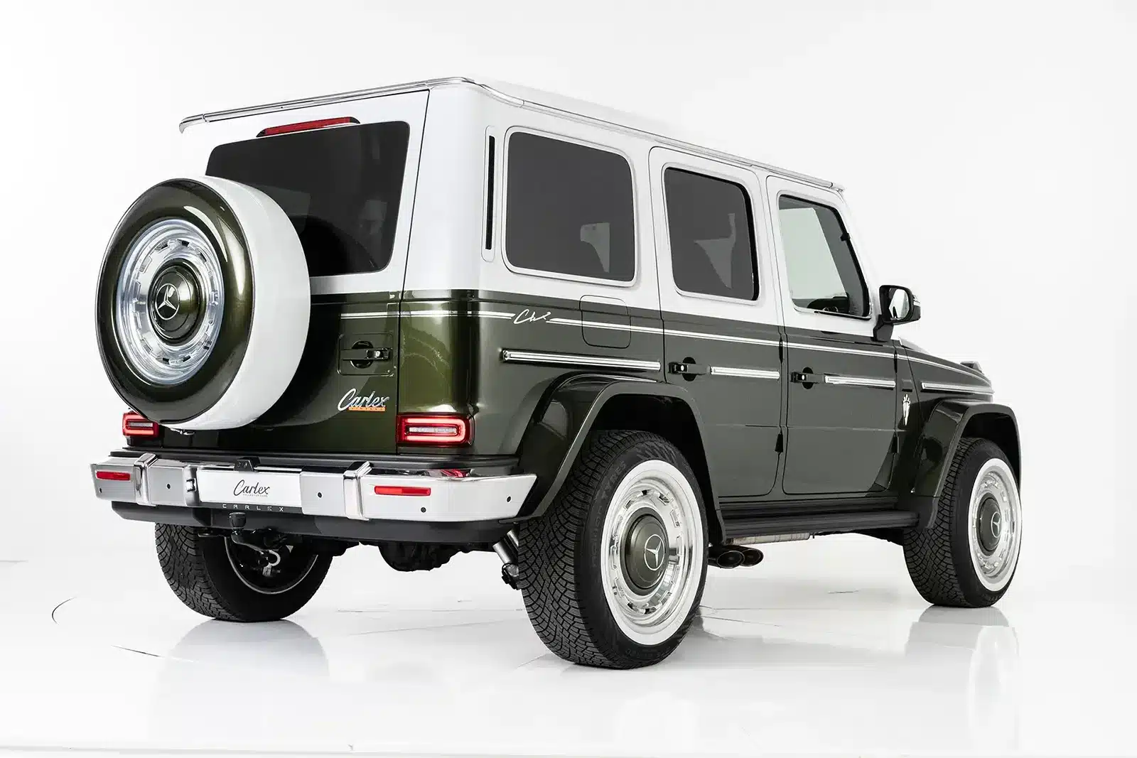 Mercedes-Benz G-Klasse Carlex G63 Fern Vintage in smaragdgrün und weiß, von hinten aufgenommen.