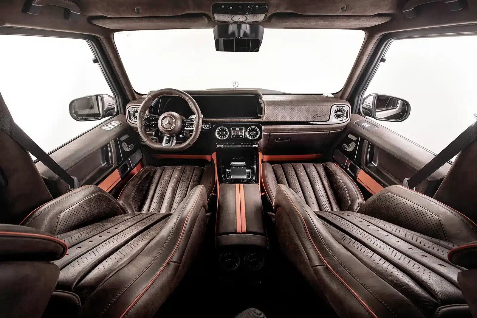 Innenansicht des Carlex G63 Fern Vintage mit edler Lederausstattung, Blick auf Armaturenbrett, Vordersitze und Lenkrad.