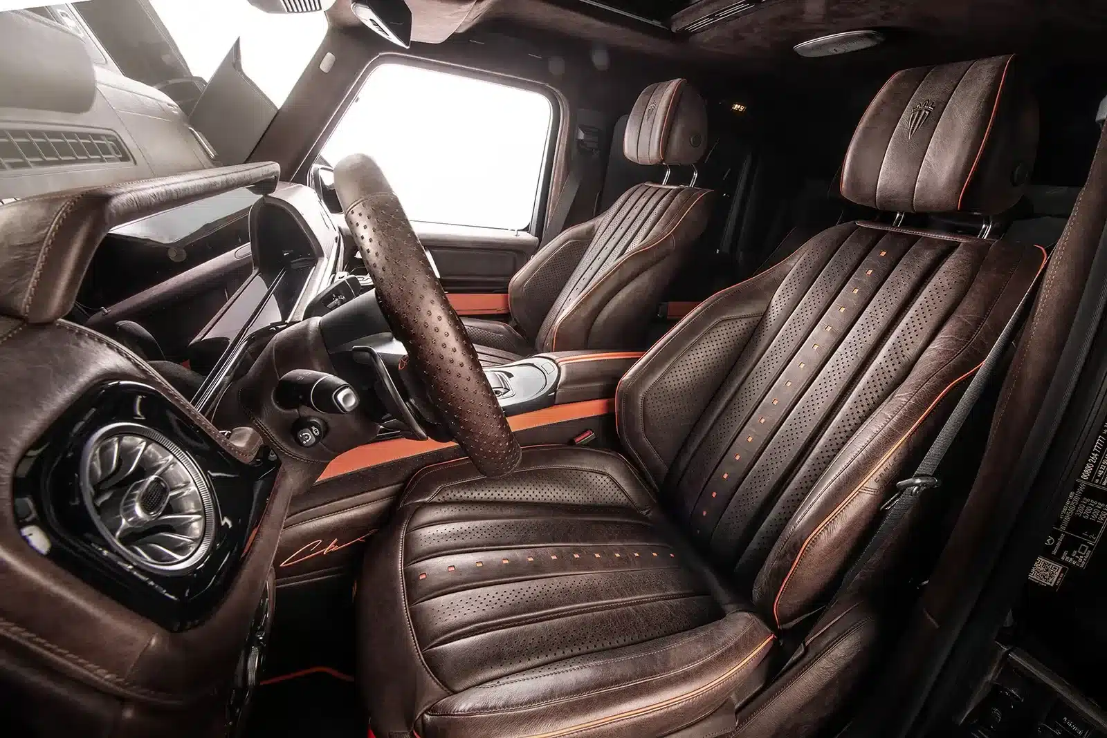 Hochwertiges Interieur des Carlex G63 Fern Vintage mit braunen Ledersitzen und orangen Ziernähten.