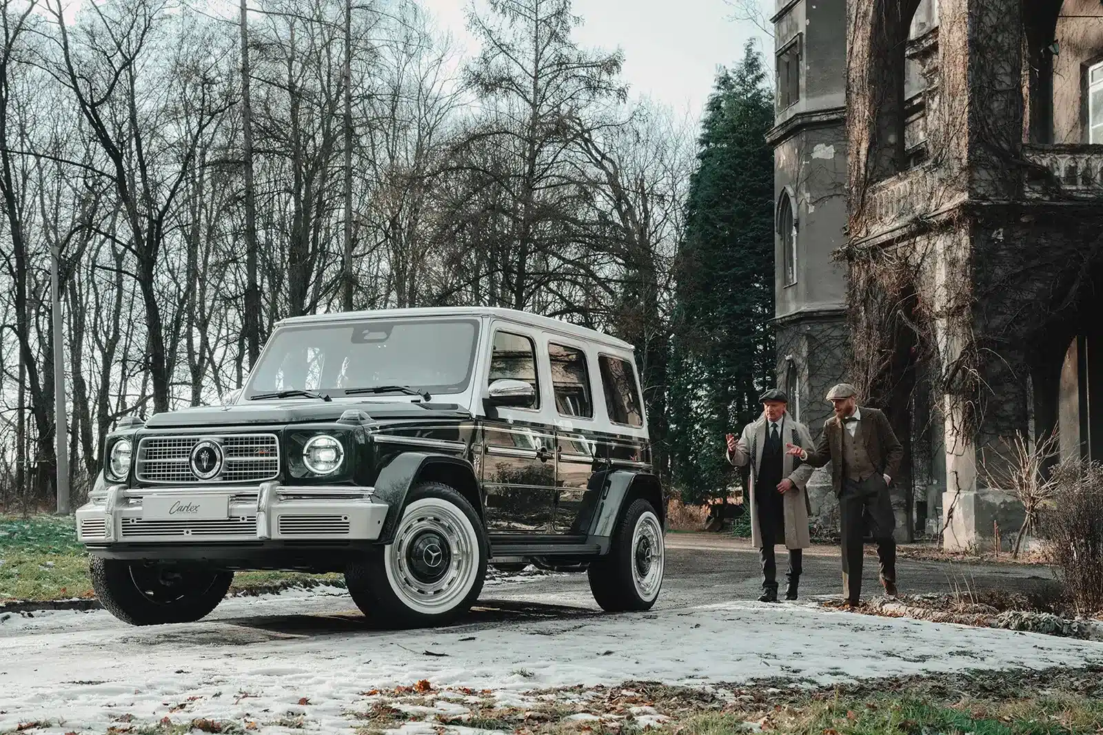 Carlex G63 Fern Vintage in smaragdgrüner Lackierung vor altem Gebäude, zwei Herren im Vintage-Look im Gespräch.