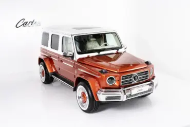 Carlex G63 Fiamma Vintage in Orange und Weiß mit verbreiterter Karosserie und modernen Details.