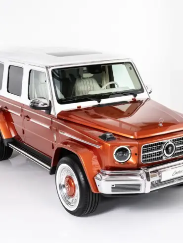 Carlex G63 Fiamma Vintage in Orange und Weiß mit verbreiterter Karosserie und modernen Details.
