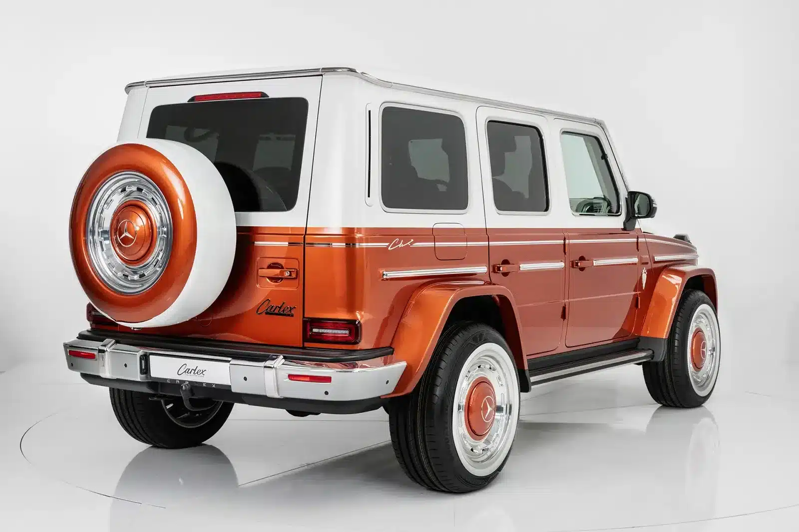 Carlex G63 Fiamma Vintage, orange-weiß lackierter Mercedes-Benz G 63 mit erweiterten Kotflügeln und Reserveradabdeckung.