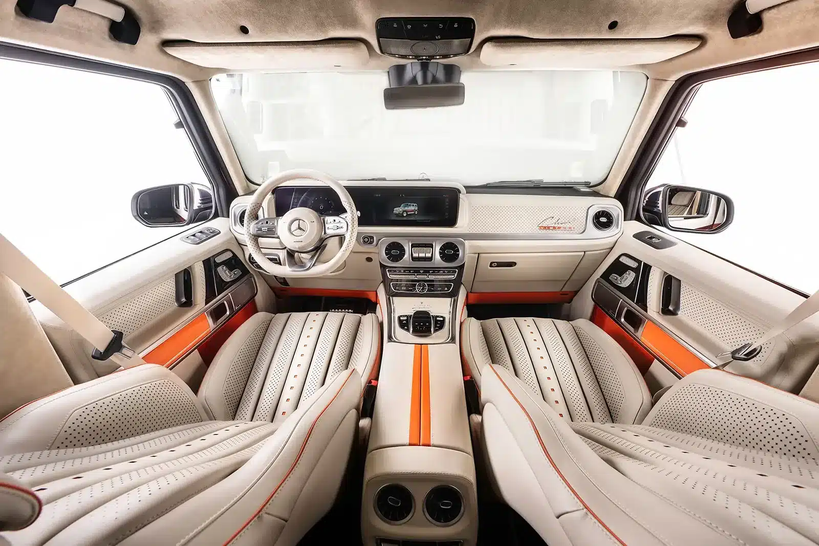Luxuriöser Innenraum eines Carlex G63 Fiamma Vintage mit beigen Ledersitzen und orangefarbenen Designelementen.