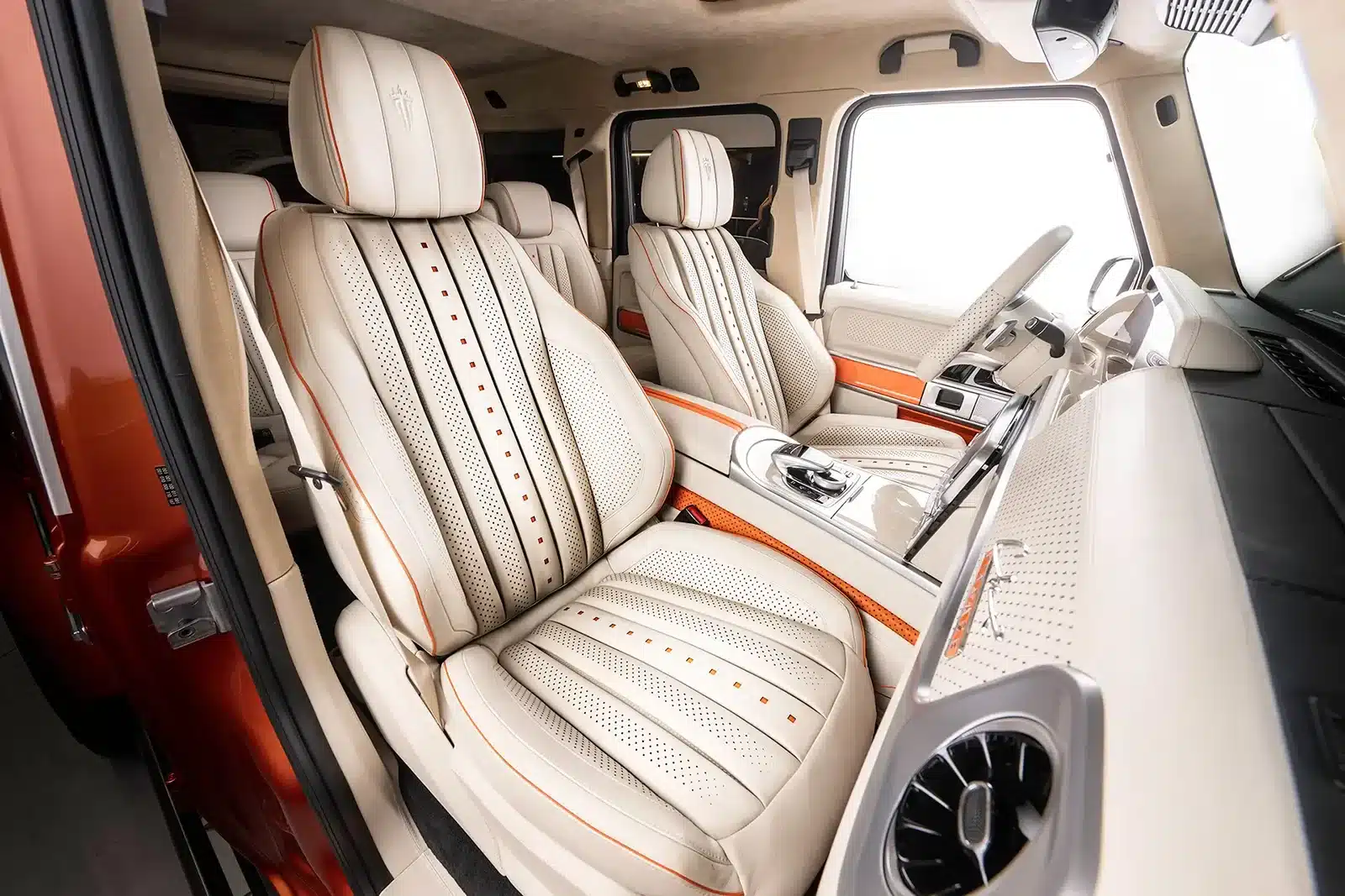 Innenraum des Carlex G63 Fiamma Vintage mit cremefarbenen Ledersitzen und orangefarbenen Akzenten