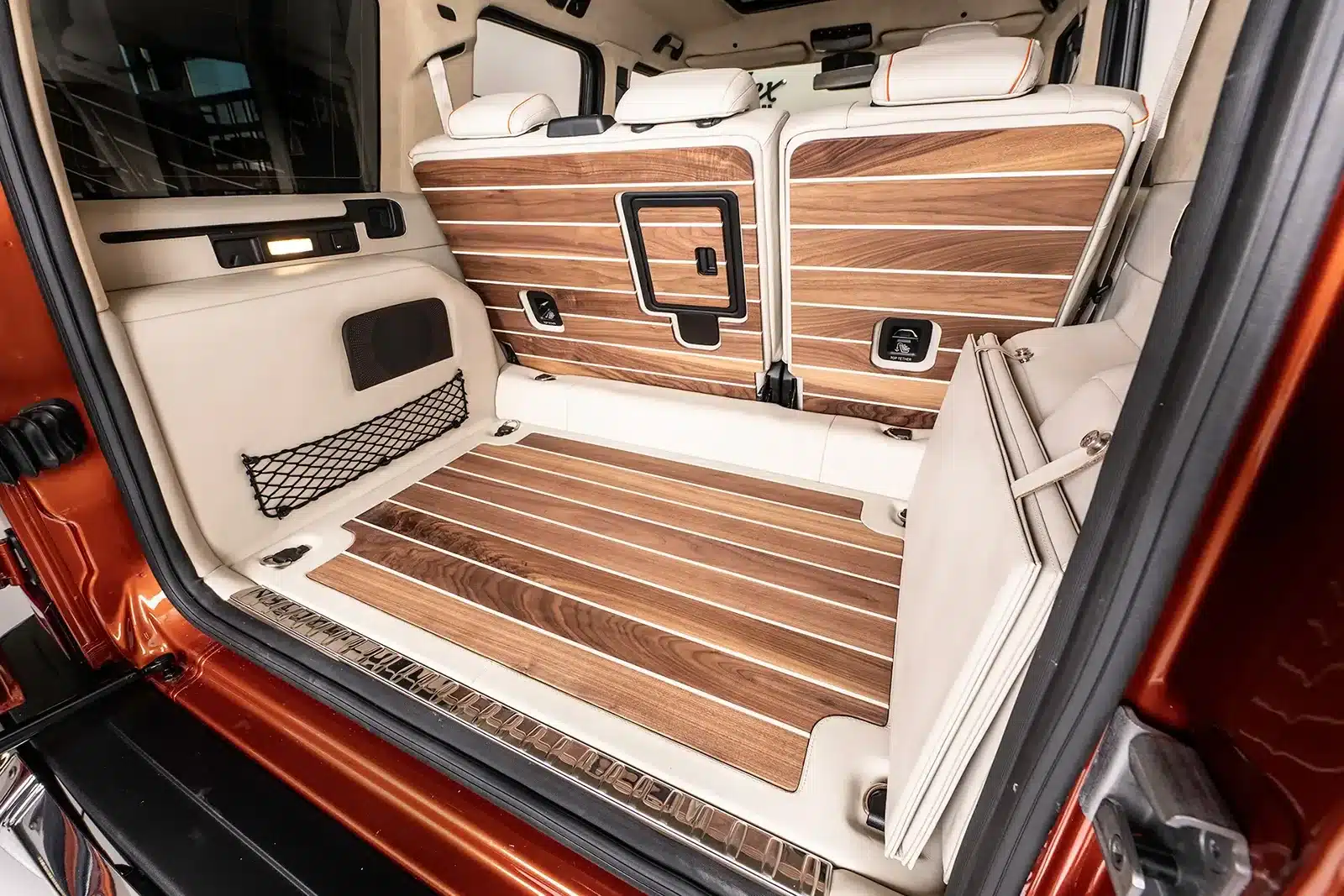 Kofferraum des Carlex G63 Fiamma Vintage mit Holzapplikationen und luxuriösem Interieur.