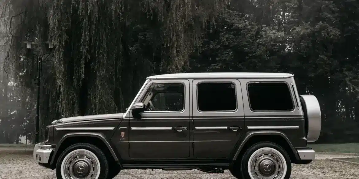 Seitenansicht eines Carlex G63 Havana Vintage, basierend auf der Mercedes G-Klasse, in elegantem Sepia-Ton vor bewaldetem Hintergrund.