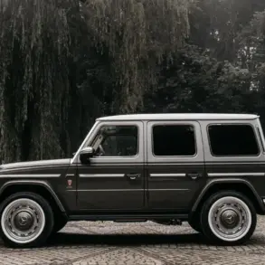 Seitenansicht eines Carlex G63 Havana Vintage, basierend auf der Mercedes G-Klasse, in elegantem Sepia-Ton vor bewaldetem Hintergrund.