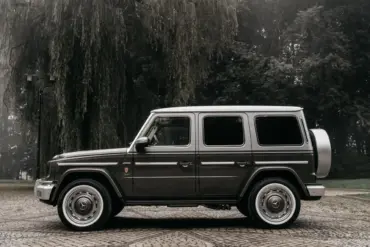 Seitenansicht eines Carlex G63 Havana Vintage, basierend auf der Mercedes G-Klasse, in elegantem Sepia-Ton vor bewaldetem Hintergrund.
