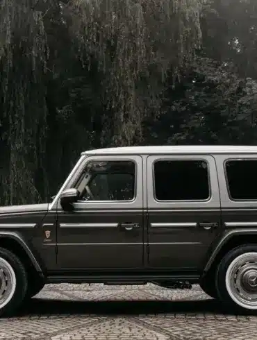 Seitenansicht eines Carlex G63 Havana Vintage, basierend auf der Mercedes G-Klasse, in elegantem Sepia-Ton vor bewaldetem Hintergrund.