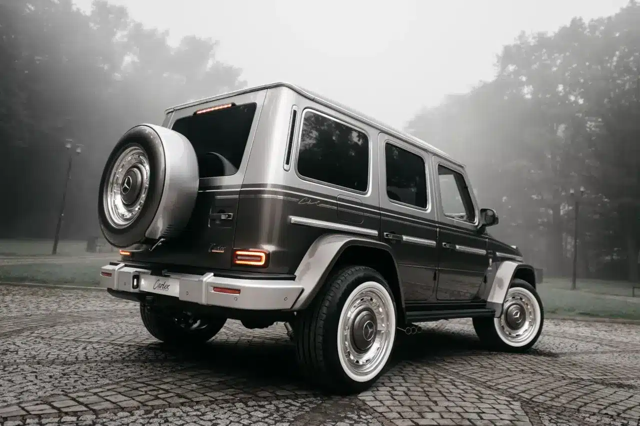 Carlex G63 Havana Vintage SUV, Heckansicht auf Kopfsteinpflaster im Nebel, luxuriöse Details sichtbar.