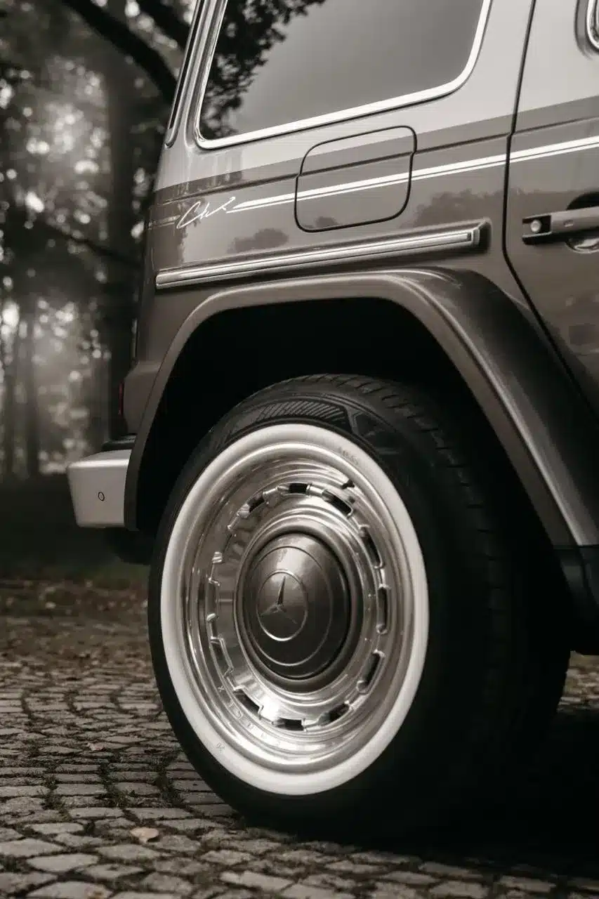 Detailfoto des Hinterrads mit klassischer Felge und Carlex-Signatur am Mercedes-Benz G63 Havana Vintage.
