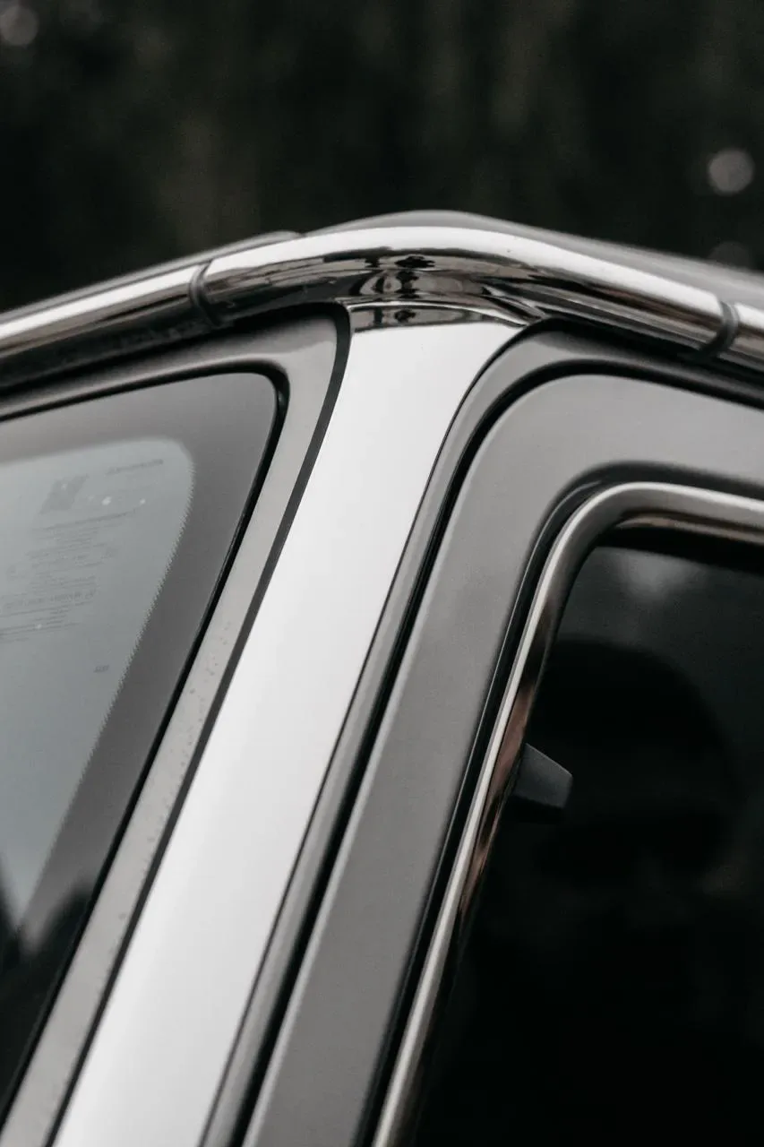 Detailaufnahme des Fensterrahmens einer G-Klasse mit Chrom und markanten Linien