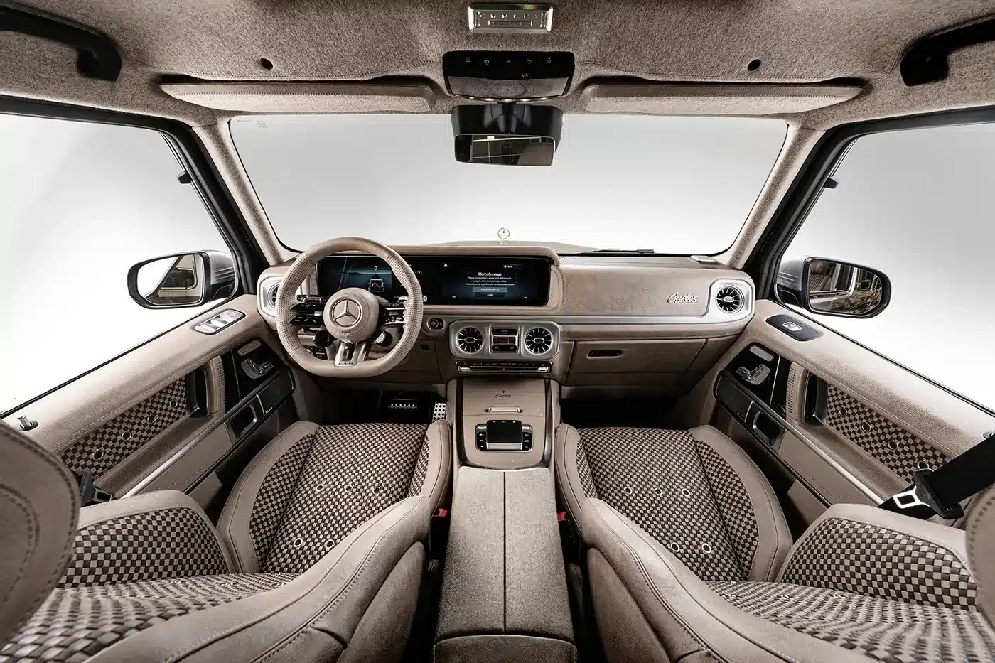 Innenraum des Carlex G63 Havana Vintage mit luxuriösem, handveredeltem Design in warmen Farbtönen und feinen Materialien.