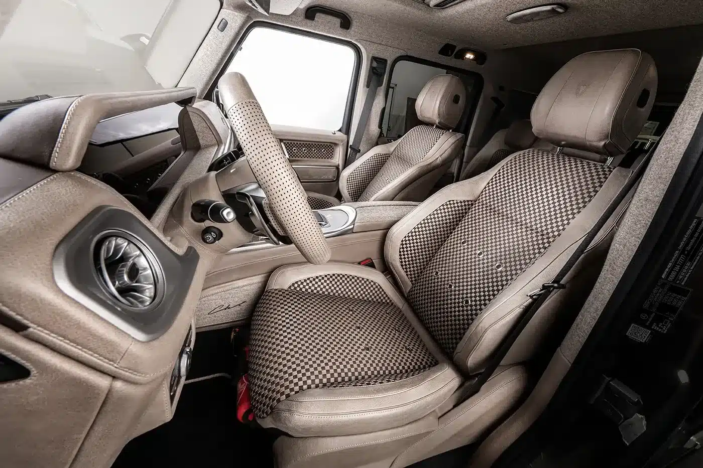 Luxuriöses Interieur des Carlex G63 Havana Vintage mit handveredelten Materialien in Sepia- und Vanilletönen, Fokus auf Sitzflächen und Cockpit.