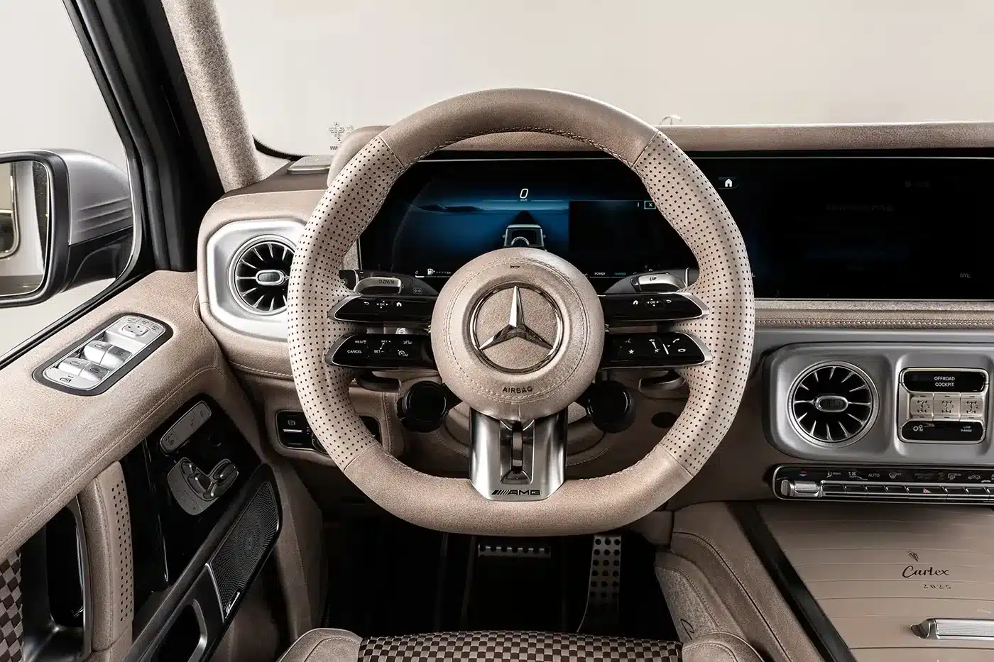 Edles Lenkrad und Armaturenbrett im Carlex G63 Havana Vintage mit exklusiven Materialien und feiner Verarbeitung.