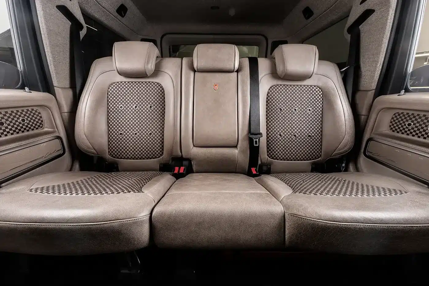 Rücksitzbank im Carlex G63 Havana Vintage in Sepia- und Vanille-Tönen mit Wollapplikationen und feiner Handwerkskunst.