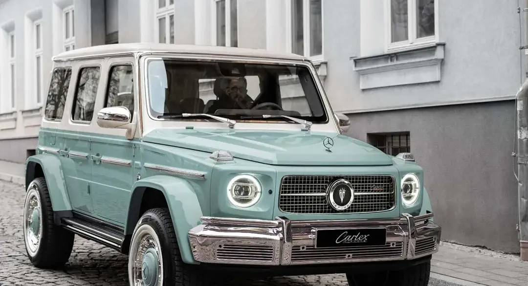 Frontansicht des Carlex G63 Lago Vintage in mintgrüner Lackierung auf Kopfsteinpflaster, parkend vor einem Altbau.