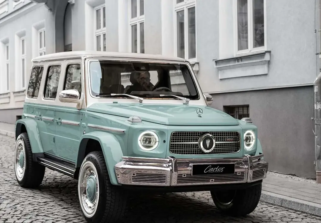 Frontansicht des Carlex G63 Lago Vintage in mintgrüner Lackierung auf Kopfsteinpflaster, parkend vor einem Altbau.