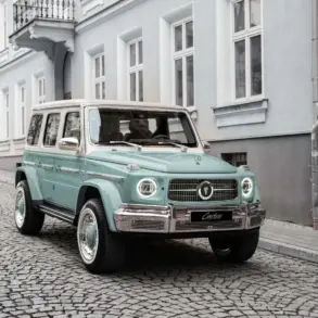 Frontansicht des Carlex G63 Lago Vintage in mintgrüner Lackierung auf Kopfsteinpflaster, parkend vor einem Altbau.