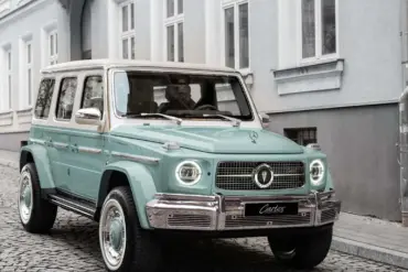 Frontansicht des Carlex G63 Lago Vintage in mintgrüner Lackierung auf Kopfsteinpflaster, parkend vor einem Altbau.