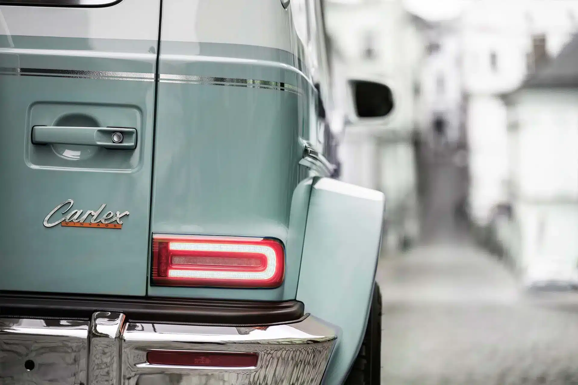 Rückansicht eines Carlex G63 Lago Vintage mit Vintage-Schriftzug und stilvollem Farbkonzept.