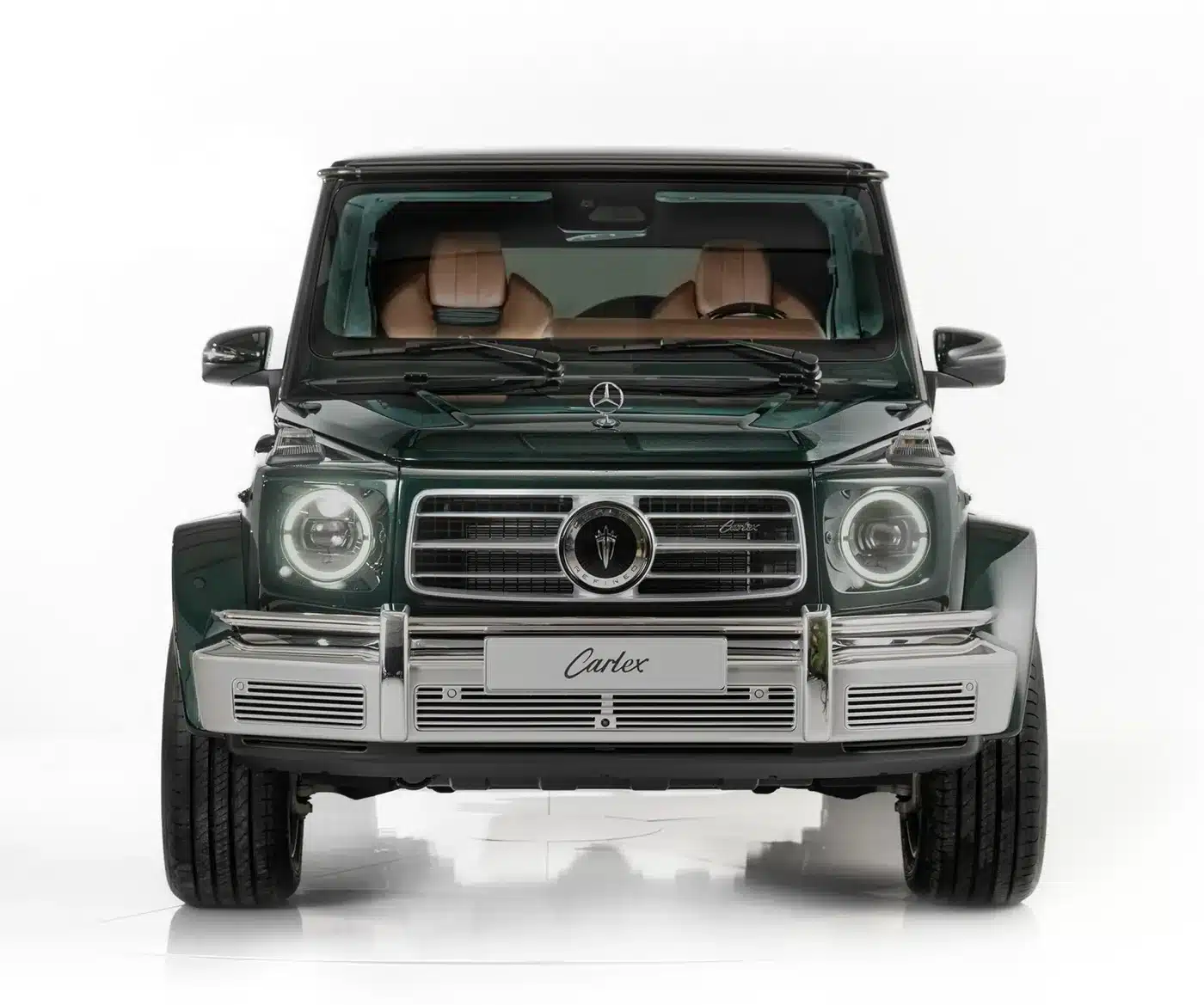 Frontansicht eines smaragdgrünen Carlex G63 Racing Green Vintage mit handgebürsteter Lackierung und braunem Lederinterieur.